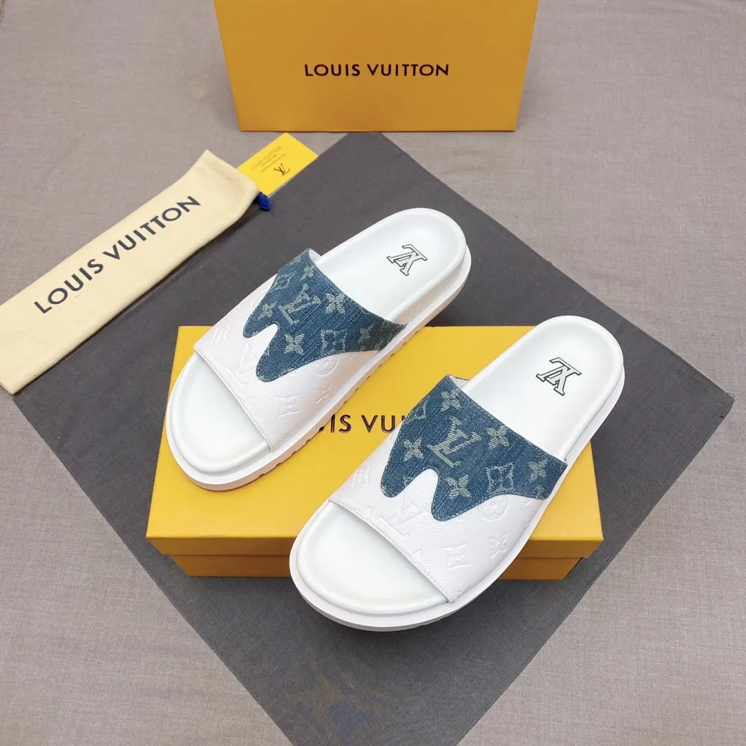 P300 🔍Top purchasing agent LV men's spring and summer slippers counter synchronization. The uppers are made of cowhide fabric imported from Italy, with logo graphics and high-quality craftsmanship. The soles are: original soles specially provided by the original factory. Exclusive molded soles are super comfortable. Original factory follow-up orders. 🔍🔍High quality. You can enter and leave the counter at will. Welcome to compare. Code number 38-45 No. 058